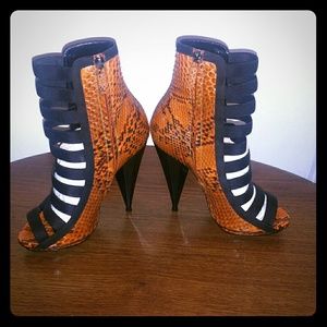 Gorgeous Gucci python open toe strappy ankle boot